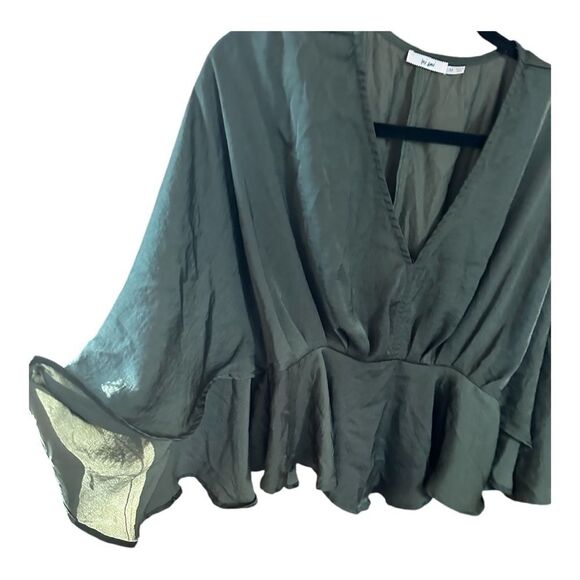 Mi Ami from Francesca’s. Flowy green blouse with airy sleeves. Women’s Medium - Picture 4 of 6